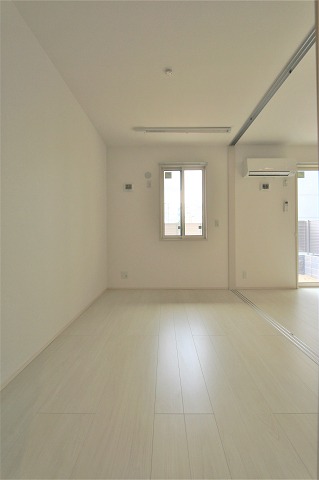 こちらは寝室にピッタリの洋室です