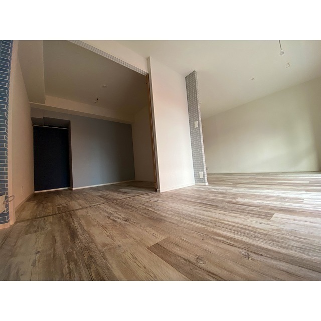 こちらは寝室にピッタリの洋室です