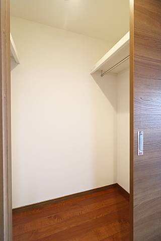 人が横になれる広さのウォークインクローゼットです