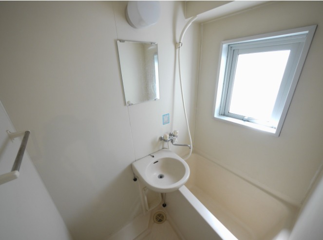 窓付きのバスルームです