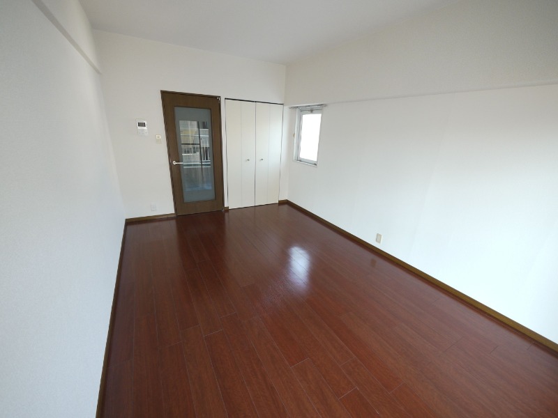 大きな窓の洋室です