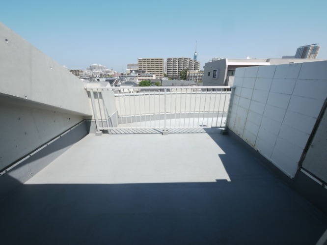 開放感のあるルーフバルコニーです