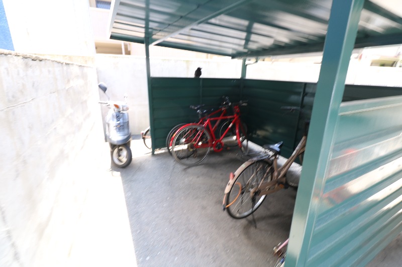 屋根付きの駐輪場があります