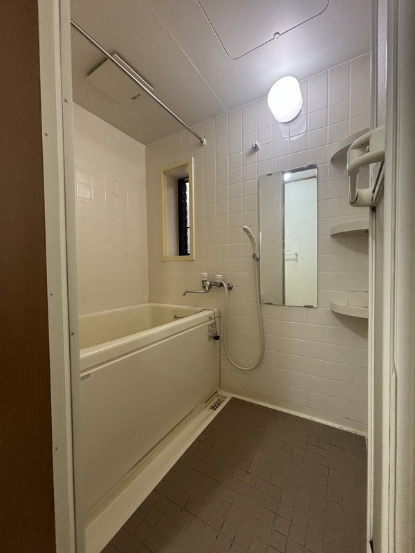 窓付きのバスルームです