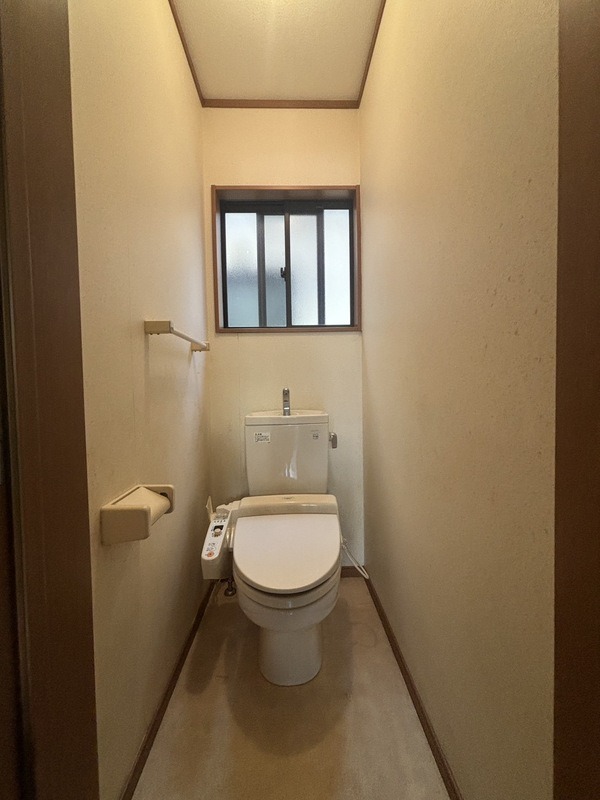 窓付きのトイレです
