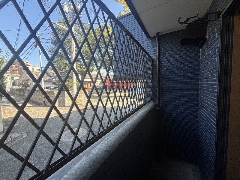柵付きのバルコニーです