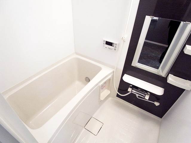 アクセントカラーがお洒落なバスルーム