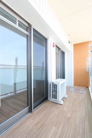 綺麗なバルコニーはリラックスできますよ