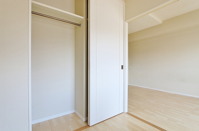 かさばりやすいお洋服もたっぷり収納できます