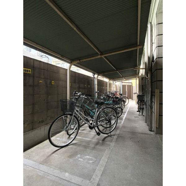 駐輪場はこちらで