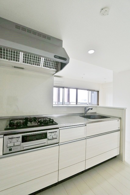 ３口コンロにグリル付のワイドキッチンで料理もはかどります