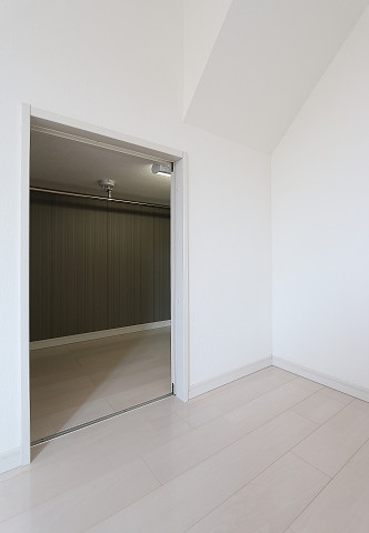 お洋服はこちらへ