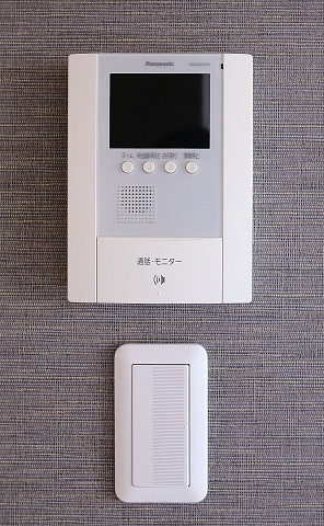 来客の確認が出来るモニターホン付きです