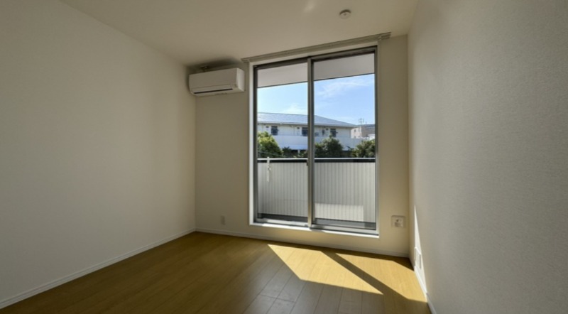 一人暮らしには十分な広さのリビングですね