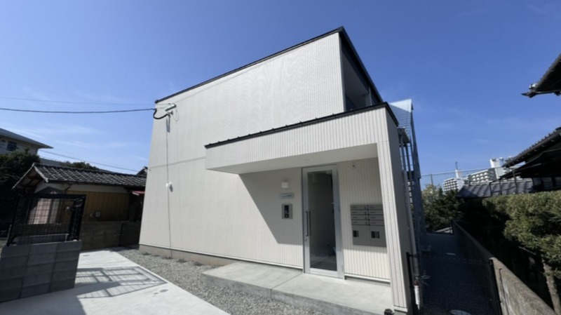 白壁が映えるコンパクトな外見ですね