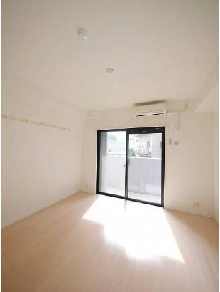 家具の配置に困らないリビングですね