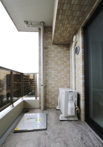 広いバルコニーでガーデニングでも