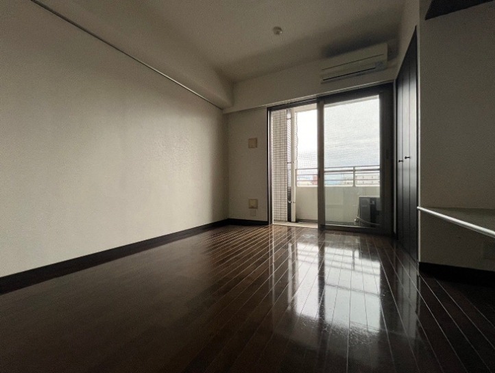 日当たりもよく、フローリングの洋室です