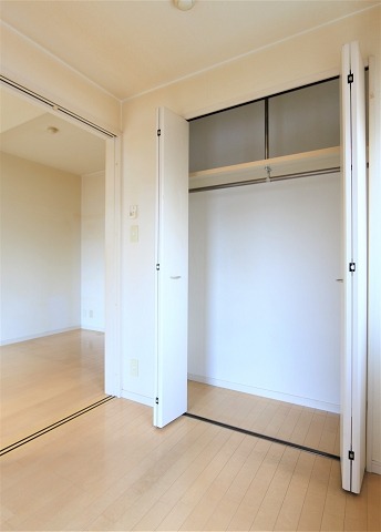 かさばりやすいお洋服もたっぷり収納可能です