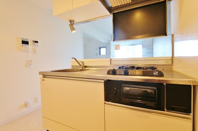 お部屋に入るとオシャレなカウンターキッチンがお出迎え