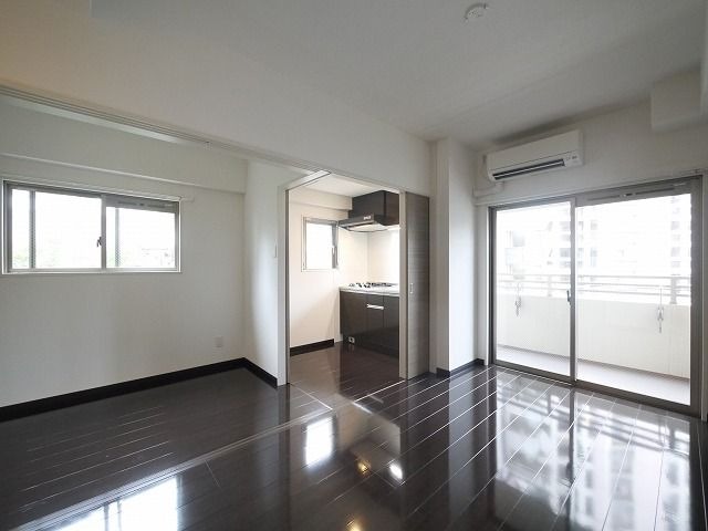 家具の配置が楽しくなるリビングですね