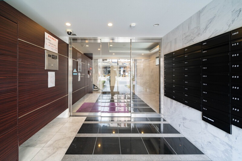 シックなデザインのエントランスですね