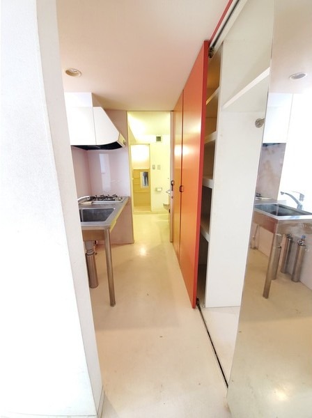 玄関収納完備。