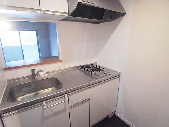 カウンターキッチンでテレビを見ながら調理できますよ