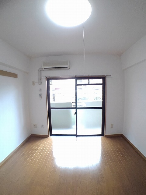 家具の配置に困らないリビングですね