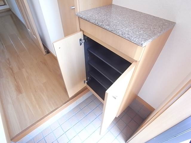 お靴はこちらへ