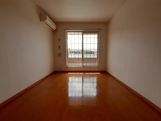 家具の配置に困らないリビングですね