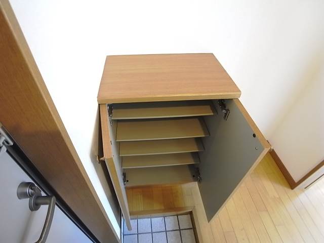 お靴はこちらで