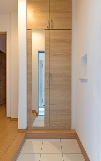 嬉しい全身鏡のついた玄関です