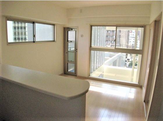 白を基調にした広く明るいリビングです