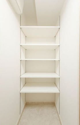 脱衣所にも収納スペースあります