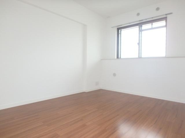 こちらは寝室にぴったりの洋室です