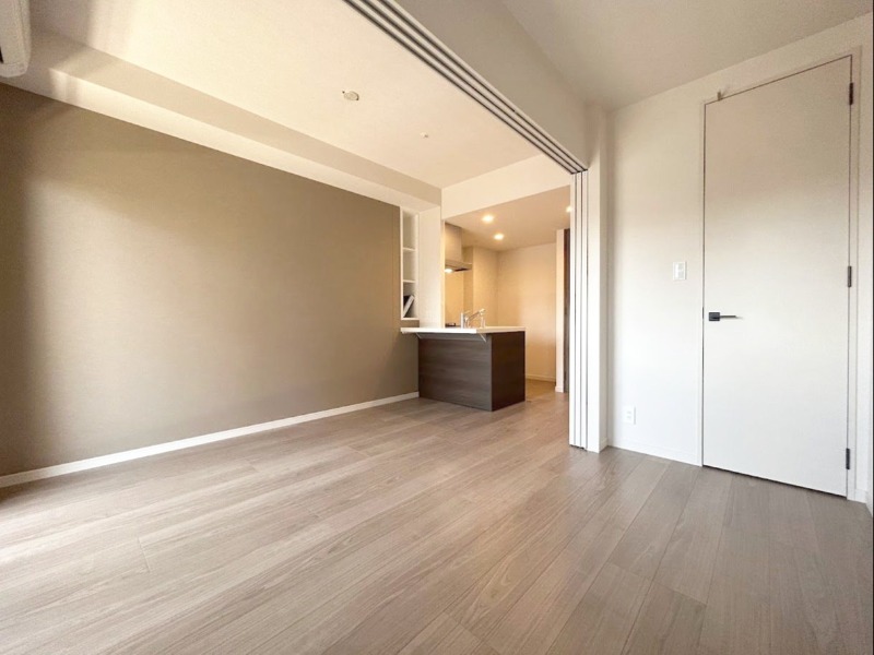 リビングと洋室合わせて10帖以上あって広々使えます