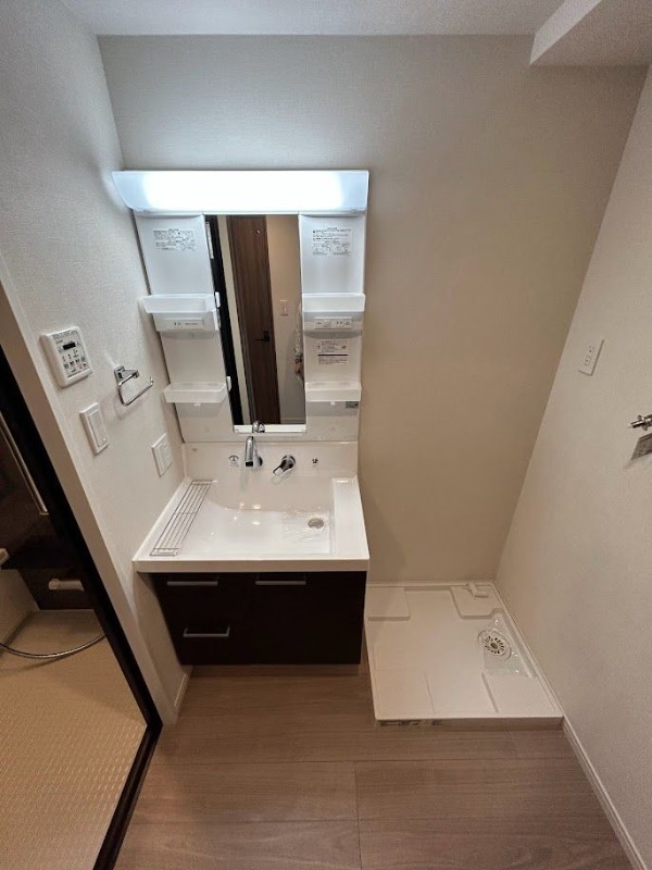 小物置き付きの便利な独立洗面台です