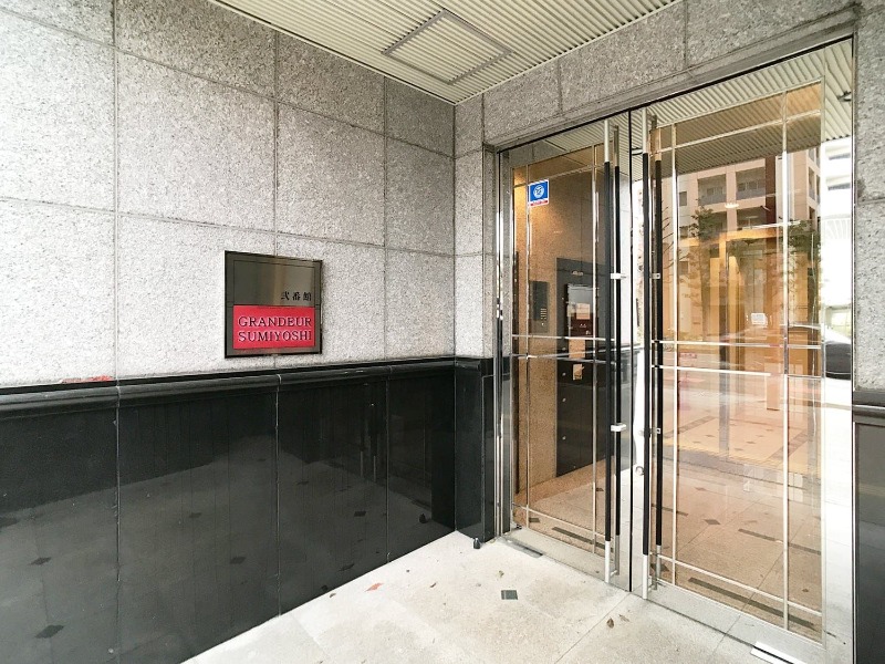 かっこいいエントランスです