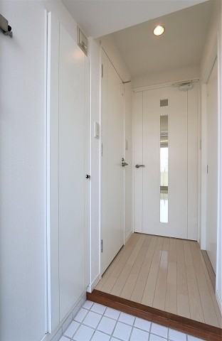 シンプルなデザインの玄関です