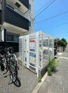 屋根付きのごみ置き場です