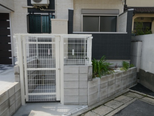 屋根付きのごみ置き場です