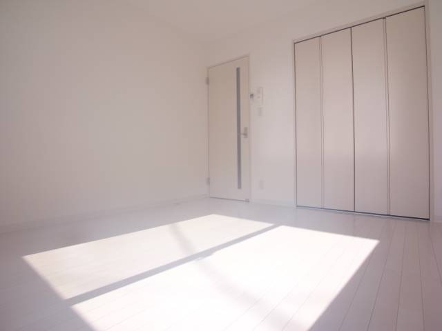 ホワイトフローリングはお部屋を明るく見せてくれます