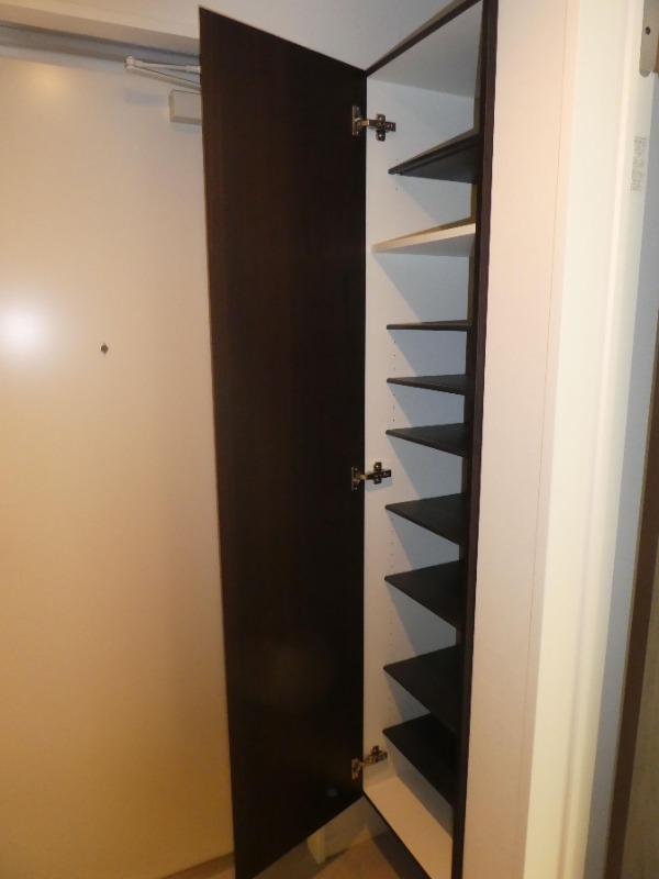 高さ調整できるシューズボックスです