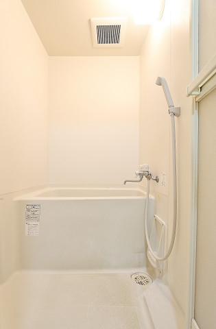 広めの浴槽でゆっくりできます