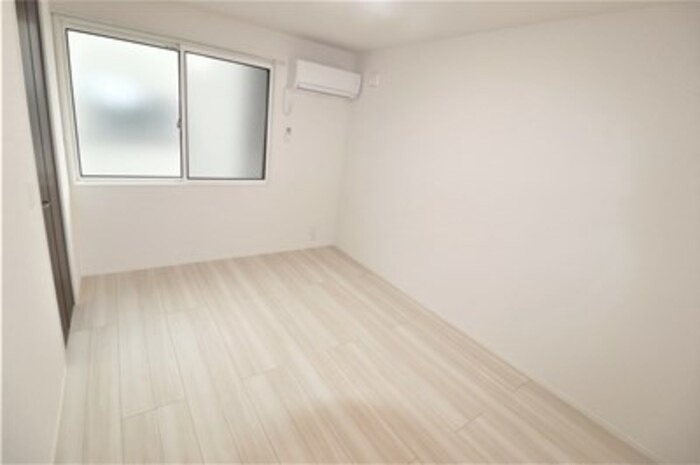 6帖越えの寝室です