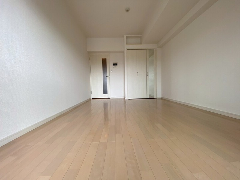 白基調の清潔感あるお部屋です