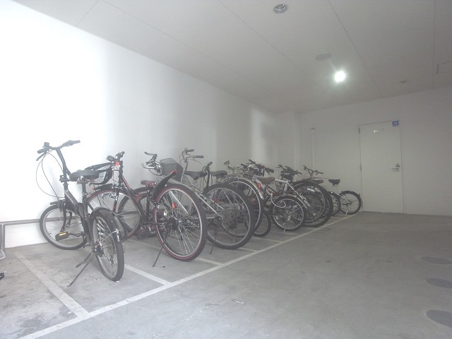 屋根付きの駐輪場で雨にも濡れません