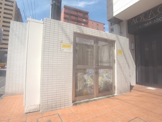 ゴミ置場も扉があり清潔です