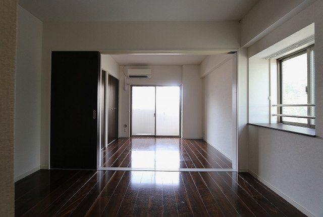 窓が多く明るいお部屋です